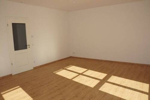 Wohnen und Küche (2) - Etagenwohnung mit 72,60 m² in Dresden zur Miete