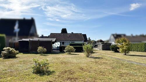 Garten mit Rückansicht des Hauses - 