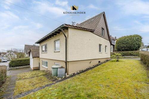 Garten zur Straßenseite - 