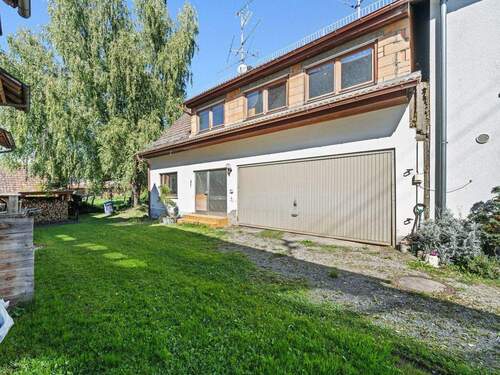 Hauseingangsseite mit Garage - 