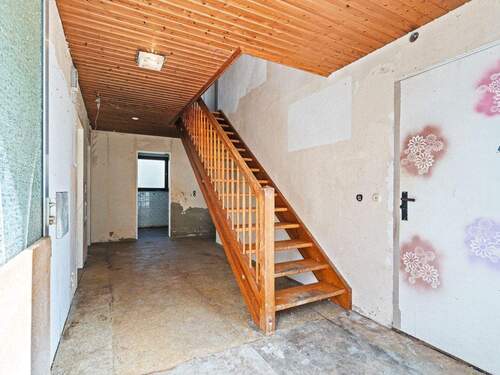 Eingangsbereich mit Treppenaufgang - 