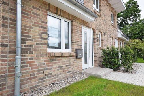 Blick auf den Eingang - 4 Zimmer Doppelhaushälfte zum Kaufen in Hoisdorf