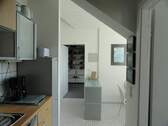 Blick von Küche zum Essplatz und Wohnzimmer - 2 Zimmer Etagenwohnung in Deidesheim
