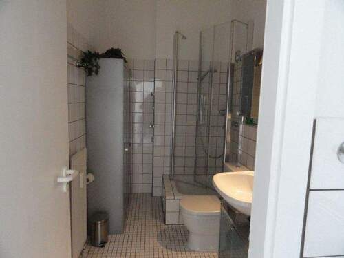 Teilansicht Bad - Etagenwohnung mit 60,00 m² in Deidesheim zur Miete