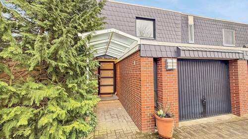 Eingang - Reserviert* Einfamilienhaus in ruhiger Wohnlage mit Wintergarten, Kamin und zwei Garagen!