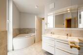 Elegantes Bad mit Whirpool, Sauna und Wellnessdusche - 