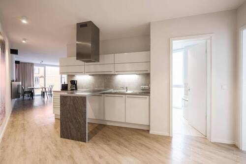 Moderne und offene Einbauküche - 