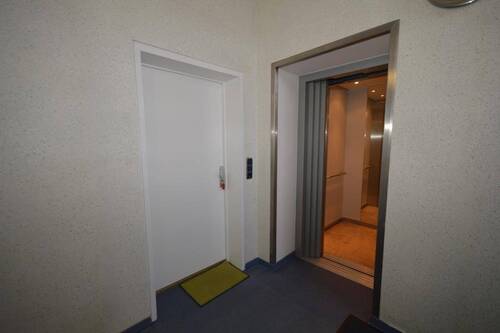 Aufzug im Haus - 4 Zimmer Büro zur Miete in Neumarkt