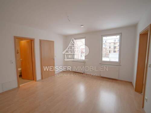 Wohnzimmer mit offener Wohnküche Ansicht 1 - 2 Zimmer Etagenwohnung in Fürth