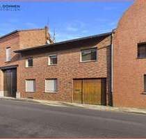 Wohnen mit Charme: Zweifamilienhaus mit Dachterrasse und Innenhof in Brachelen - Hückelhoven
