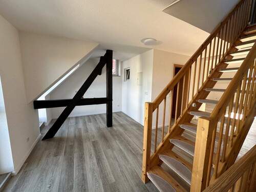 Offen gestalteter Wohnraum mit Treppe - 