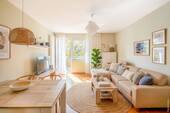 Wohnzimmer - Ganz oben: Helle 3-Zimmer-Wohnung mit Südwestbalkon und freiem Blick ins Grüne in Schöneberg