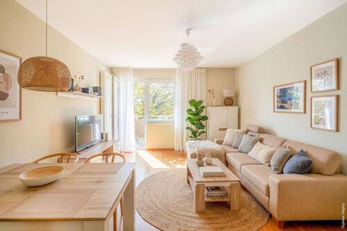 Wohnzimmer - Ganz oben: Helle 3-Zimmer-Wohnung mit Südwestbalkon und freiem Blick ins Grüne in Schöneberg