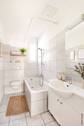 Tagesbelichtetes Bad mit Wanne - 
