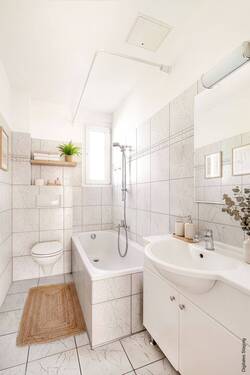 Tagesbelichtetes Bad mit Wanne - 