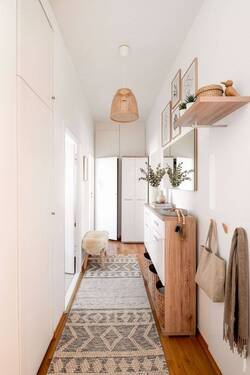 Flur mit praktischem Einbauschrank - 