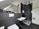 Bad mit Dusche - 