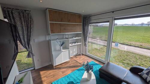Wohnzimmer mit Regal - 