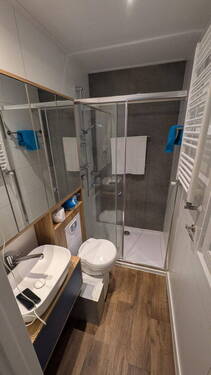 Bad mit Dusche - 