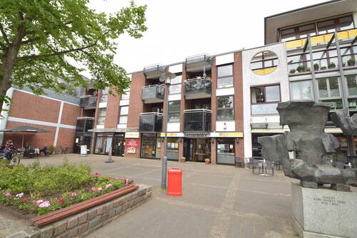 Ansicht von der Einkaufsstraße - Ladenlokal in der Einkaufsstraße von Rissen zu vermieten!