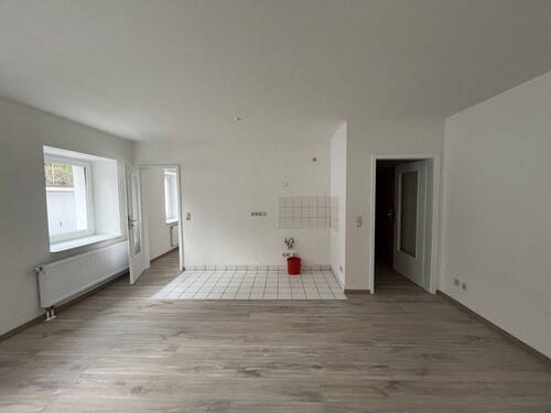 Wohnzimmer mit Küche - 2 Zimmer Etagenwohnung in Chemnitz