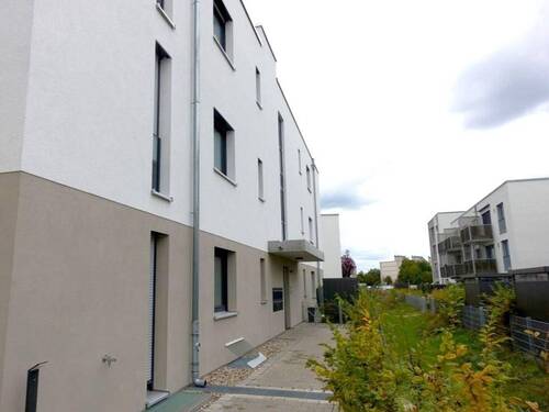 Hausansicht Eingangsseite - 3 Zimmer Etagenwohnung zur Miete in Nürnberg