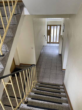 Hauseingang - 2 Zimmer Etagenwohnung zum Kaufen in Berlin