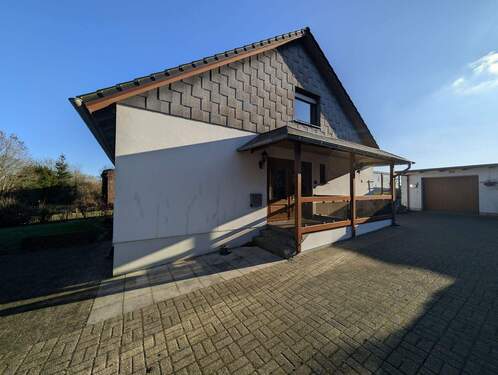 Eingang und Garage - 