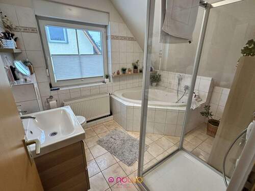 Badezimmer mit Wanne und Dusche - 