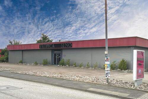 Straßenansicht Eingang Casino - Halle zum Kaufen in Bad Oldesloe