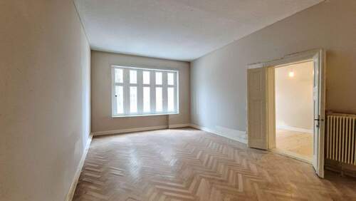 Wohnzimmer im IST Zustand - 2 Zimmer Etagenwohnung zum Kaufen in Berlin