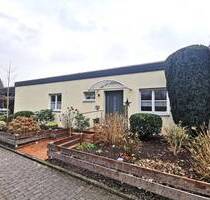 Gemütlicher Bungalow mit Terrasse, Teich und großem Gartenhaus in Höxter