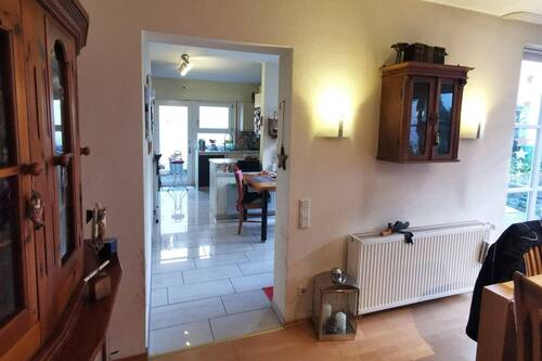 Blick vom Wohnzimmer Richtung Küche - 