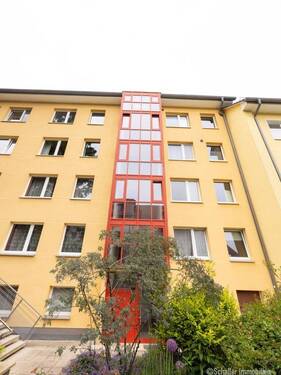 Hausansicht Eingangsseite - 2 Zimmer Etagenwohnung zum Kaufen in Nürnberg