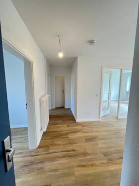 Blick in die Wohnung - Neues Bad - Neuer Bodenbelag - Frisch gestrichen