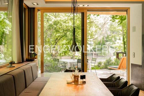 Essbereich mit Blick auf den Karpfenteich - 5 Zimmer Einfamilienhaus in Groß Glienicke