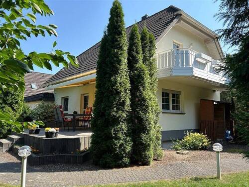 Sietenansicht links mit Balkon - Freistehendes Einfamilienhaus mit viel Platz in idyllischer Lage