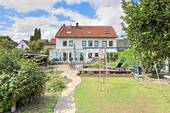 Gartenasicht - Zwei Häuser mit viel Platz und wunderschönem Garten - ideal für Mehrgenerationen