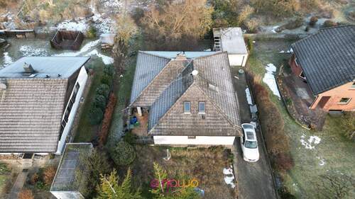 Aus der Vogelperspektive: der Bungalow mit seinem Grundstück - 