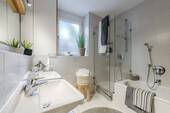 Tageslichtbad mit Dusche und Badewanne - 