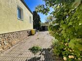 Garagenzufahrt - 6 Zimmer Mehrfamilienhaus, Wohnhaus in Kölleda