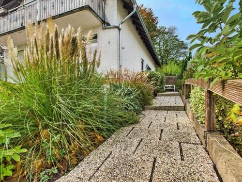 Weg zum Haus - 4 Zimmer Etagenwohnung zum Kaufen in Hüllhorst