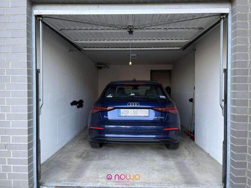 Die Garage! Hinten der Zugang zum Kellerraum - 