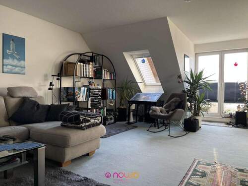 ...mit stylischer Schräge und Gaube... - 