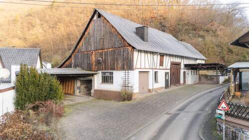 Straßenansicht Scheune - Einfamilienhaus mit 171,00 m&sup2; in Roßbach/Wied zum Kaufen