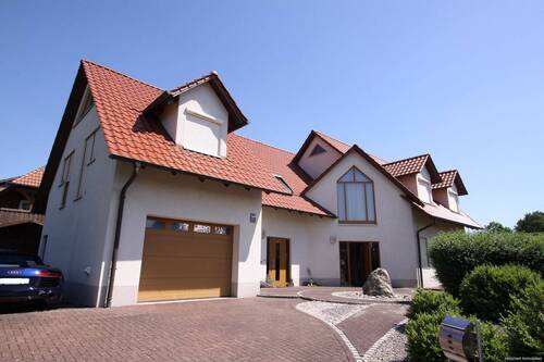 Außenansicht - Feldrandlage - Beeindruckendes Einfamilienhaus mit Einliegerwohnung