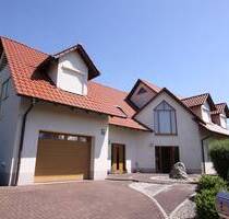 Feldrandlage - Beeindruckendes Einfamilienhaus mit Einliegerwohnung - Wasbüttel