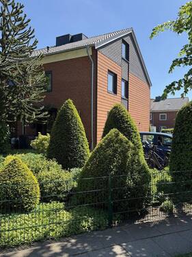 Seiten-Frontansicht - Frisch renoviertes Reihenendhaus für Familie mit Freude am Garten