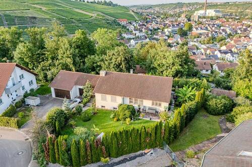 Hausansicht - Einladendes Zuhause mit zusätzlicher Ausbaureserve und weitläufigem Grundstück
