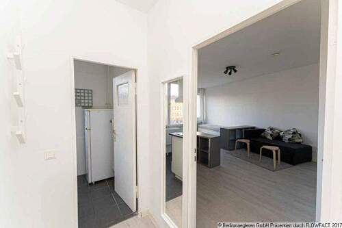 Flur, Blick in die Küche und ins Zimmer - 